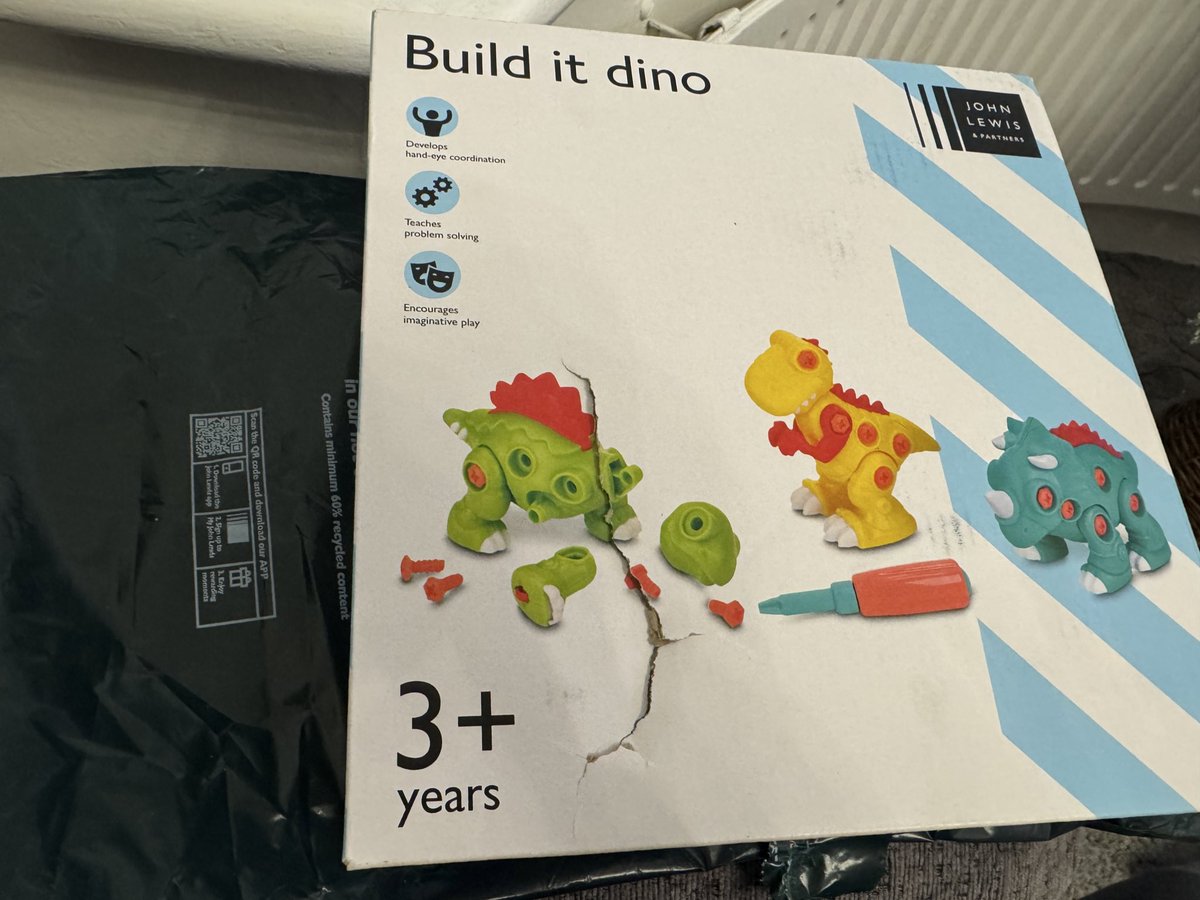 mb269's tweet photo. @JohnLewisRetail Great quality control with deliveries here! This is meant to be a Christmas Present but in this state it cannot be gifted! Please can you send a replacement. Not impressed 🙄 https://t.co/F3bROyja0C