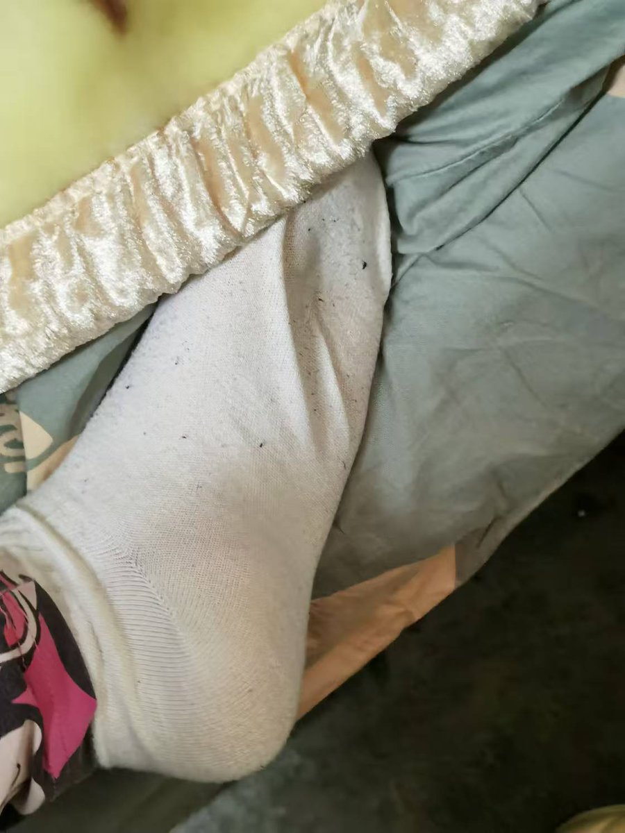华西研究生继续供货 小骚货尝到挣钱的甜头了 就两双 喜欢的赶紧