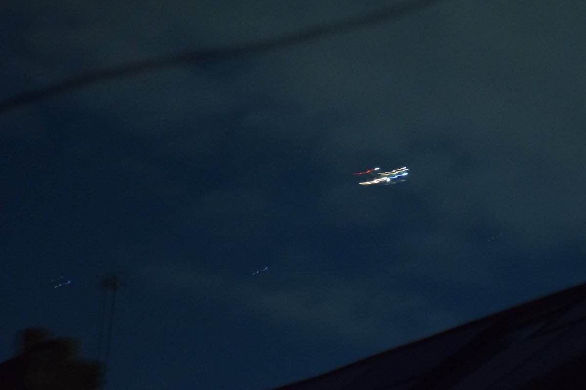 MyGarden_Uk's tweet photo. Another shot of the unidentified flying object seen in Birmingham.
There appear to be two smaller vessels leaving it.
Smaller drones?
#StrangeObjects #Sky #UFO #Birmingham #UK https://t.co/y6FPnP26aQ