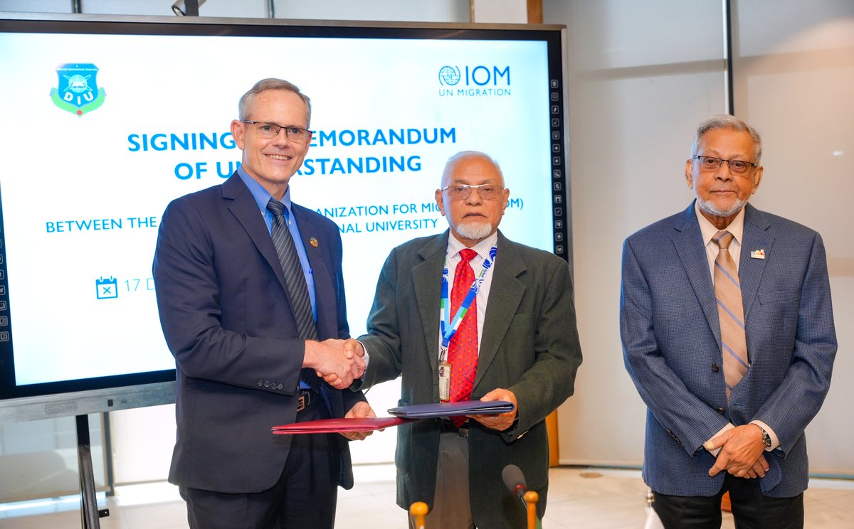 IOMBangladesh's tweet photo. 🎉 @UNmigration 🇧🇩celebrated the voices of youth on #IMD2024 with @daffodilvarsity, signing an MoU to foster collaboration on migration education.
A ‘Migration Corner’ was set up to showcase publications &amp; spark discussions on safe, regular, &amp; orderly migration 📚
#EveryStep https://t.co/yFHMLlqeXP
