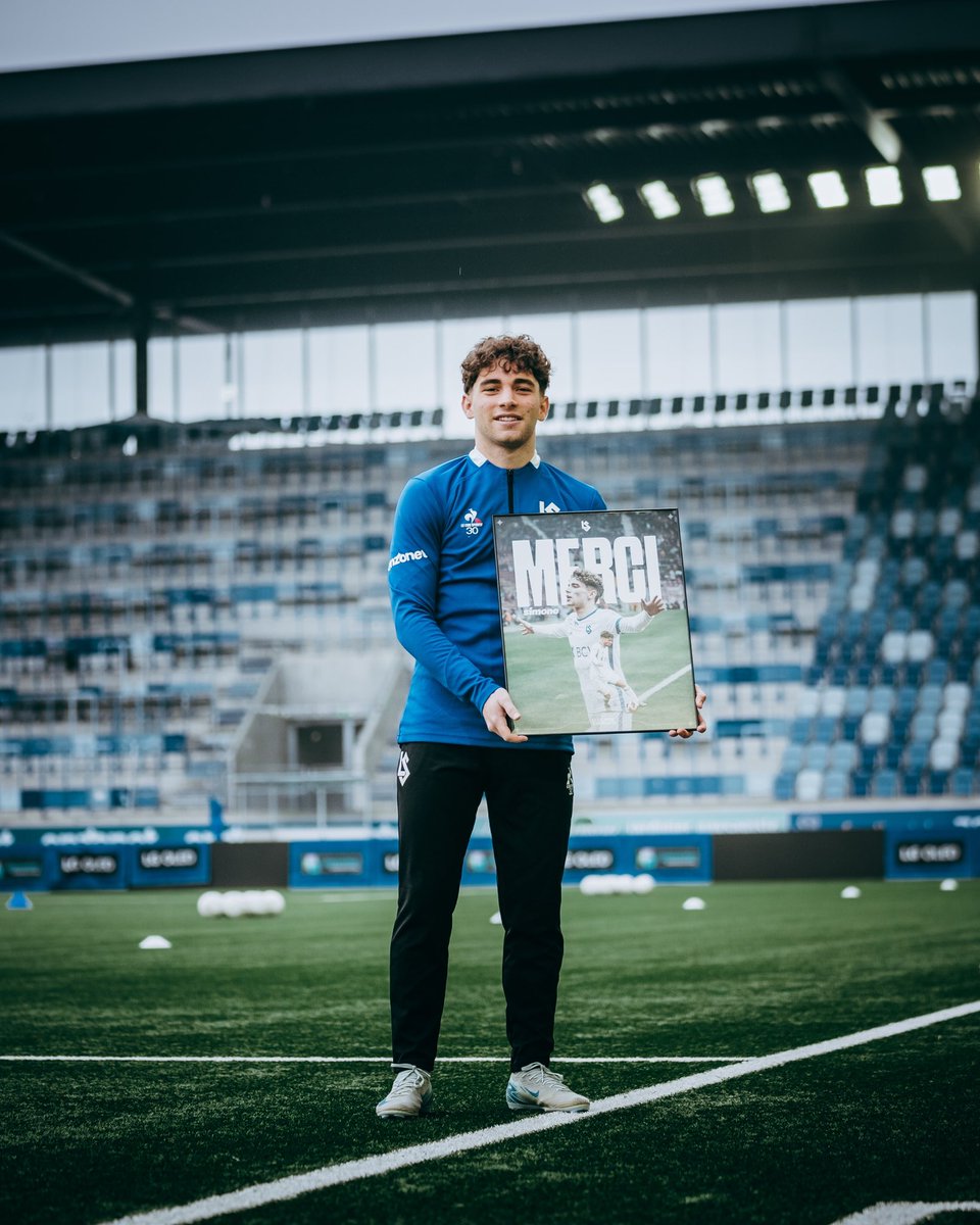 lausanne_sport's tweet photo. 𝐈𝐧 𝐛𝐨𝐜𝐜𝐚 𝐚𝐥 𝐥𝐮𝐩𝐨, 𝐒𝐢𝐦𝐨𝐧𝐞 💙
Une année après son arrivée sous forme de prêt, Simone Pafundi retourne dans son club formateur @Udinese_1896.
L’ensemble du club lui souhaite plein succès dans ses futurs défis sportifs 👋🏼
#AllezLausanne #MerciSimone https://t.co/Q5mlyoWSvw