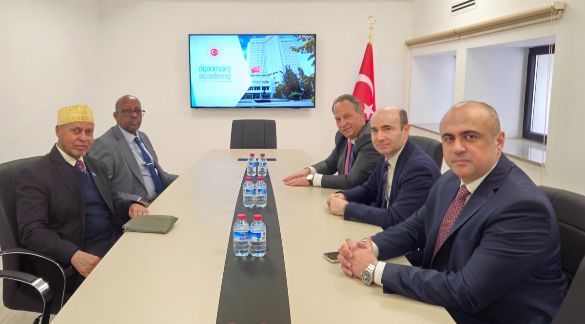 DiabAkademi's tweet photo. Somali Dışişleri ve Uluslararası İşbirliği Bakanlığı Diplomasi ve Eğitim Enstitüsü Direktörü Büyükelçi Abdulkadir Amin Sheikh bugün Akademimizi ziyaret etmiştir. Görüşmede, iki ülke arasında mesleki eğitime ilişkin işbirliği olanakları ele alınmıştır. https://t.co/VClgIXs8G5