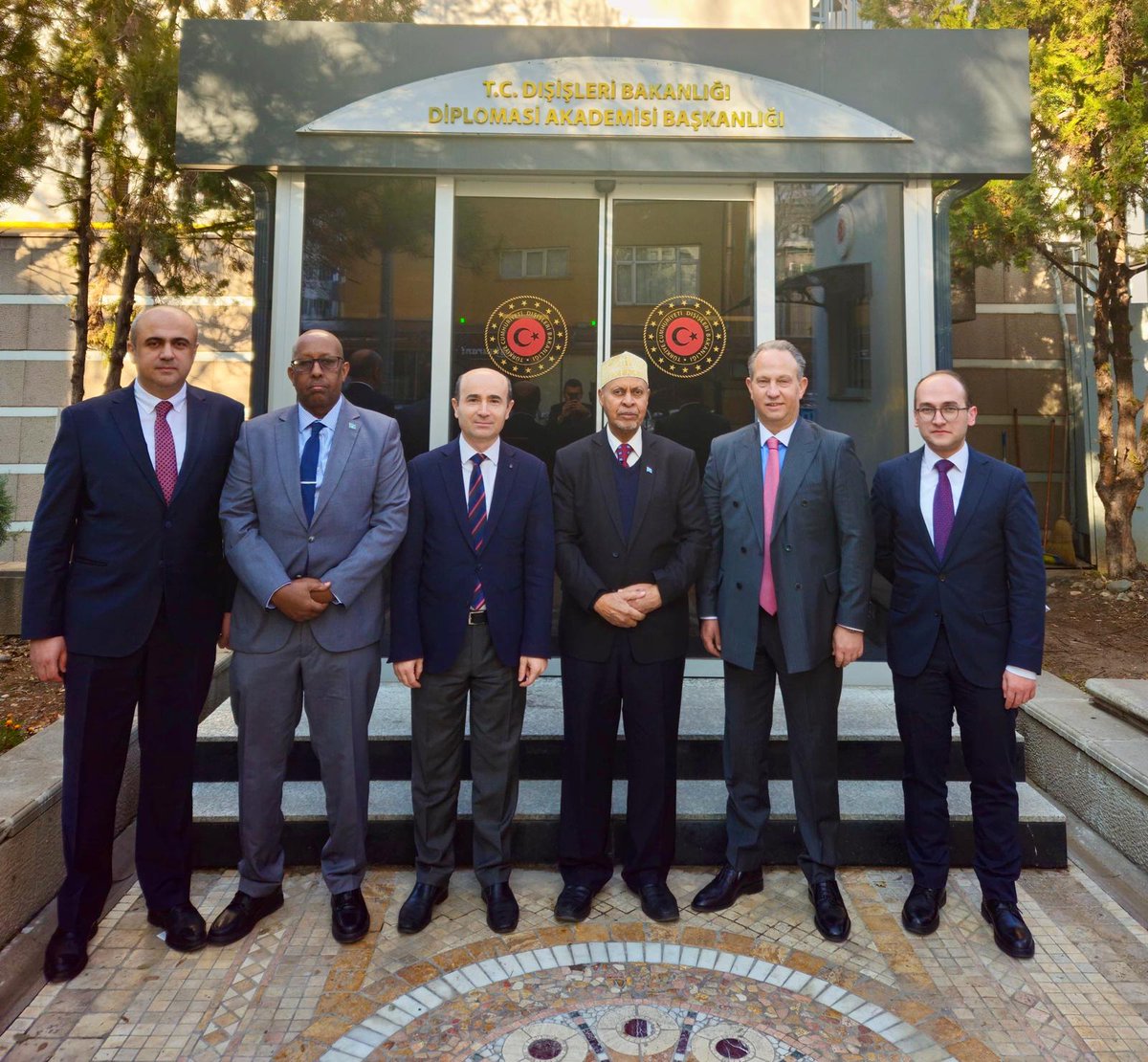 DiabAkademi's tweet photo. Somali Dışişleri ve Uluslararası İşbirliği Bakanlığı Diplomasi ve Eğitim Enstitüsü Direktörü Büyükelçi Abdulkadir Amin Sheikh bugün Akademimizi ziyaret etmiştir. Görüşmede, iki ülke arasında mesleki eğitime ilişkin işbirliği olanakları ele alınmıştır. https://t.co/VClgIXs8G5