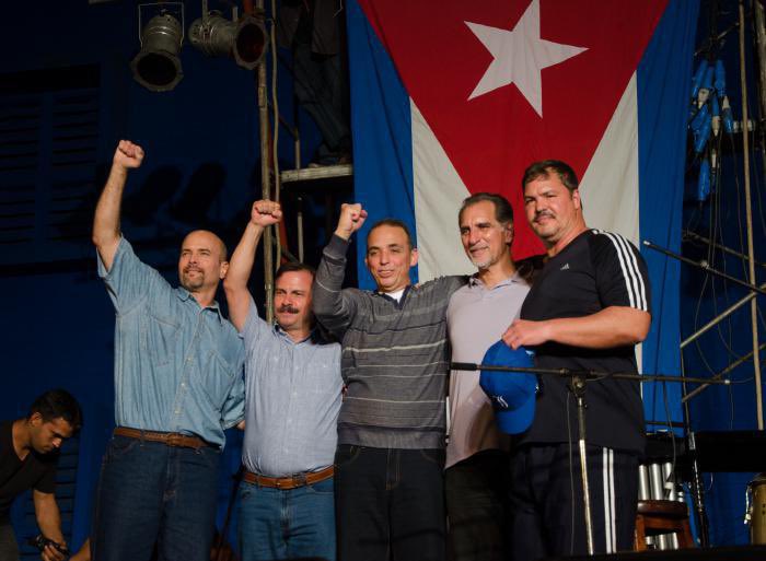 Inolvidable aquel 17/12/14, cuando el G.E. Raúl Castro Ruz anunció, en cadena de radio y TV,  el regreso a la Patria de Gerardo, Antonio y Ramón. 

#LosCincoHéroes antiterroristas se abrazaban libres en La Habana. Se había cumplido la promesa de #Fidel. Felicidades #Cuba.