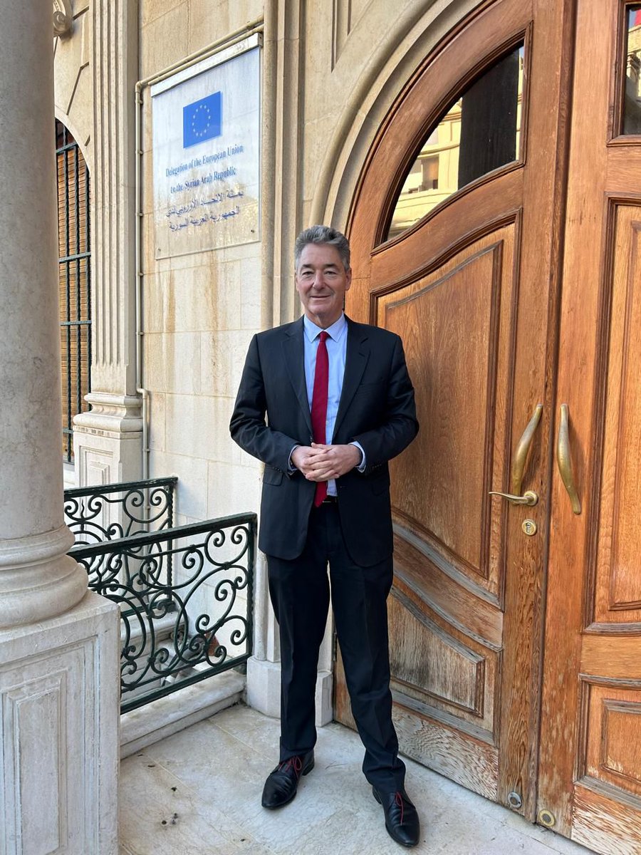 M_OhnmachtEU's tweet photo. سعيد بالتواجد في بعثة الاتحاد الأوروبي 🇪🇺 في دمشق ولقاء زملائنا السوريين. يجدد الاتحاد الأوروبي دعمه للشعب السوري وهو ينطلق في مرحلة جديدة تكون بقيادة وملكية سورية تمهّد الطريق نحو مستقبل اكثر سلمية وشمولية. https://t.co/tZWAoKav8c