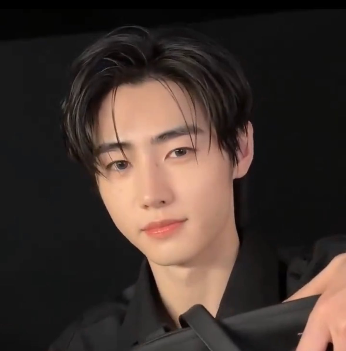 hooniebaekgu's tweet image. Sunghoon with Ader Error Futourist capsule collection bag! #sunghoon #adererror