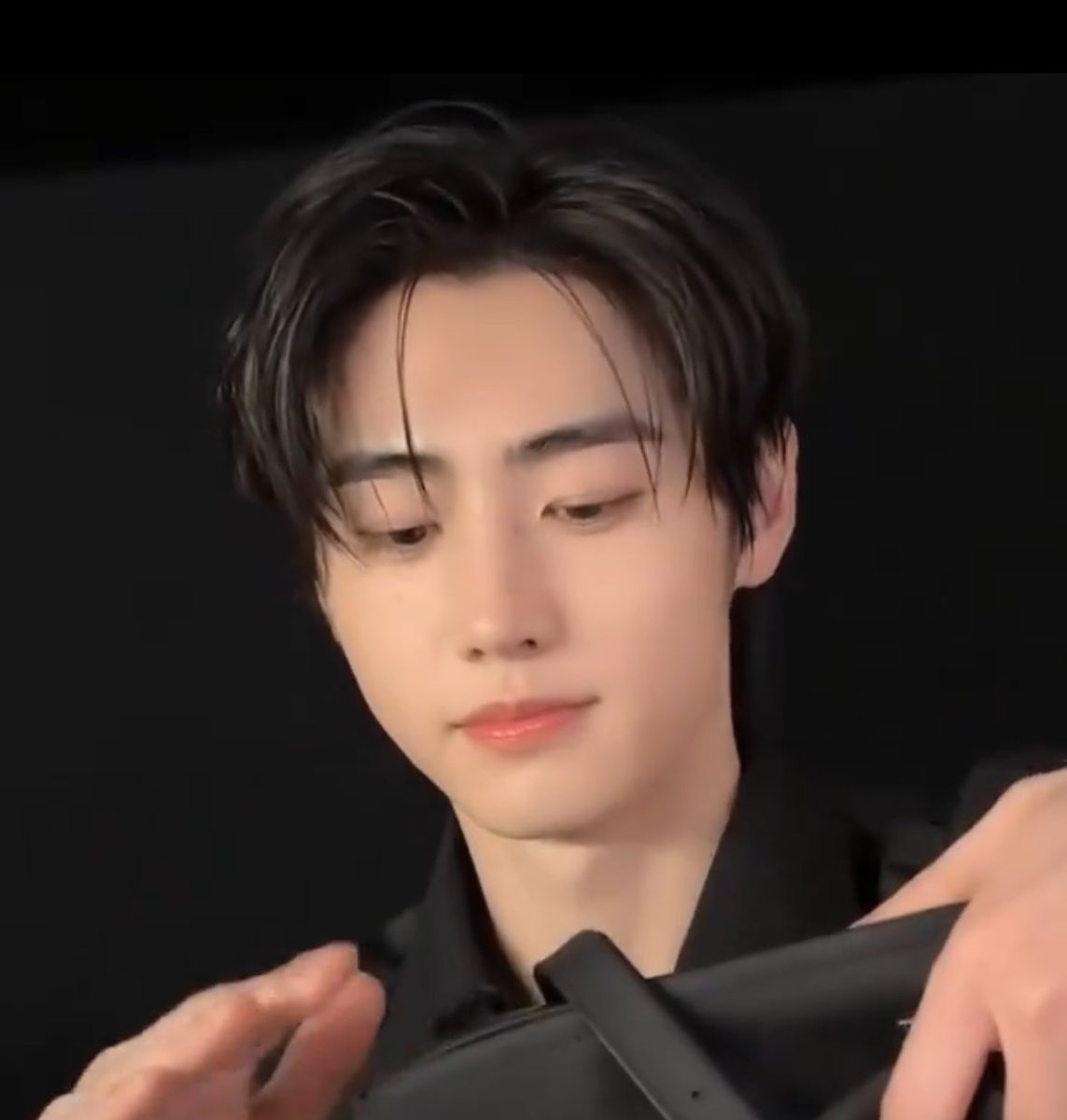 hooniebaekgu's tweet image. Sunghoon with Ader Error Futourist capsule collection bag! #sunghoon #adererror