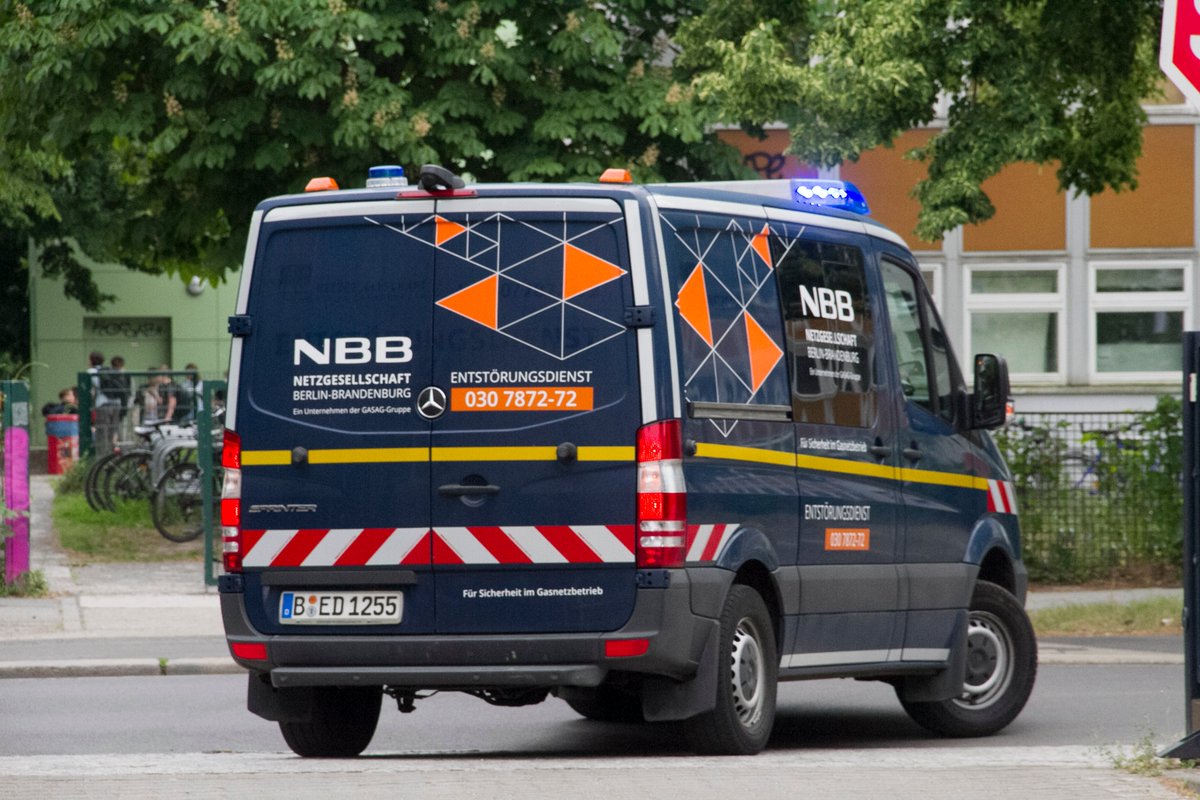 NBB Netzgesellschaft Berlin-Brandenburg (@nbb_de) on Twitter photo In #Hakenfelde ist bei Bauarbeiten eine #Gasleitung beschädigt worden. Der #Gasaustritt ist gestoppt, doch die Niederneuendorfer Straße ist zwischen Werderstraße und Bernkastlerweg bzw. Elchenweg gesperrt. #BVG M45 wird umgeleitet. #Stau in beiden Richtungen. <a href="/VIZ_Berlin/">Verkehrsinformationszentrale Berlin (VIZ Berlin)</a> In #Hakenfelde ist bei Bauarbeiten eine #Gasleitung beschädigt worden. Der #Gasaustritt ist gestoppt, doch die Niederneuendorfer Straße ist zwischen Werderstraße und Bernkastlerweg bzw. Elchenweg gesperrt. #BVG M45 wird umgeleitet. #Stau in beiden Richtungen. <a href="/VIZ_Berlin/">Verkehrsinformationszentrale Berlin (VIZ Berlin)</a>