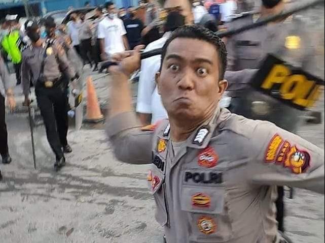 way_moon___'s tweet photo. @Stakof Ah taeekk SOP ‼️
Nyatanya ladusing masih banyak yg menyalah gunakan "BAJU KEBESARANYA" di lapangan

Kalau gak viral gak bakal di proses
Apa lagi itu si DUGONG sok punya bekingan jadi merasa paling kuat https://t.co/P1Pl27ZZeg