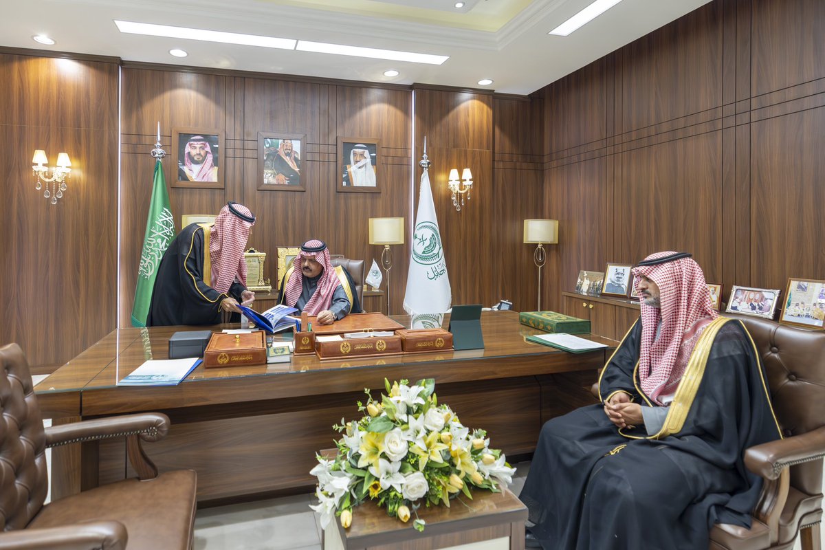 emara_hail's tweet image. سمو #أمير_منطقة_حائل يستقبل مدير عام فرع وزارة الصحة بالمنطقة أ.سلطان المسيعيد والرئيس التنفيذي لتجمع حائل الصحي م.حاتم الرشدان ويطلع سموه على التقرير السنوي للتجمع لعام 2024م والخطط المستقبلية.