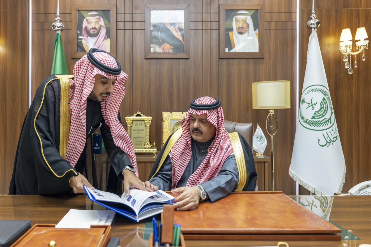 emara_hail's tweet image. سمو #أمير_منطقة_حائل يستقبل مدير عام فرع وزارة الصحة بالمنطقة أ.سلطان المسيعيد والرئيس التنفيذي لتجمع حائل الصحي م.حاتم الرشدان ويطلع سموه على التقرير السنوي للتجمع لعام 2024م والخطط المستقبلية.