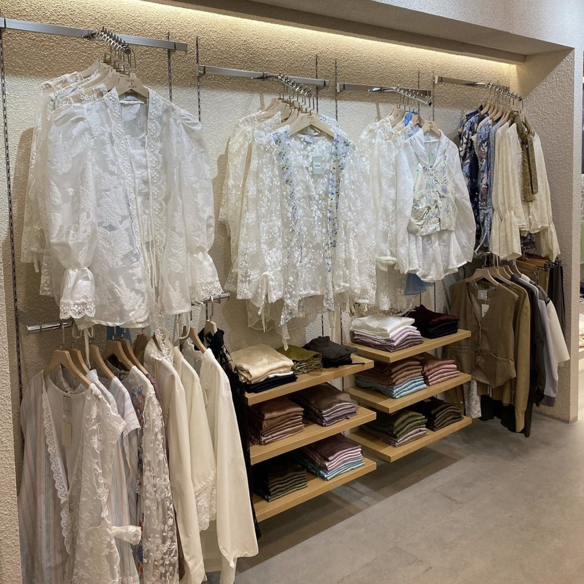 roxysshi's tweet image. Akhir tahun gini lagi butuh banyak baju kondangan atau wisuda, kalau mau cari kebaya cantik elegant buat acaramu merapat kesini yuk karena aku mau spill beberapa brand bagus yg ada offline storenya juga, check aja dulu untuk referensinya ya🤗💕