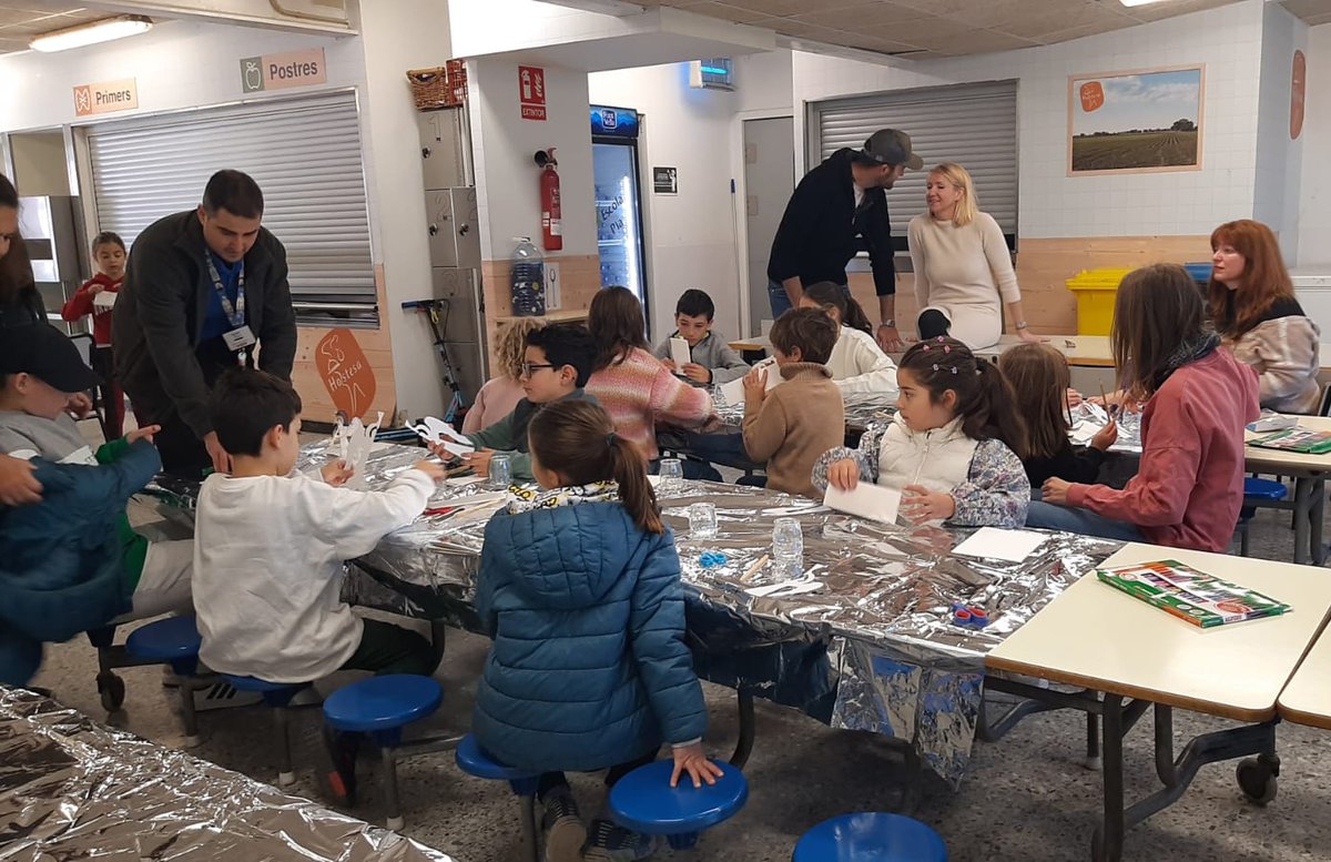 MuseusDeSitges's tweet photo. 🧑👩 Vam fer uns angelets de Nadal preciosos! Els nens i nenes que van participar dissabte al taller que organitzem conjuntament amb l'AFA de l'Escola Pia van mostrar, un cop més, la seva condició d'artistes. https://t.co/3DLOzuqhPu
