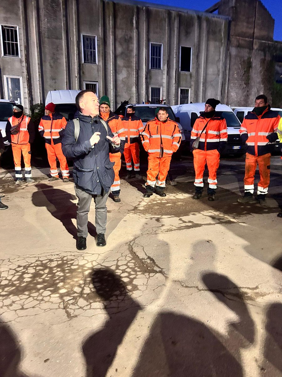 FilcaRoma's tweet photo. Stamattina assemblea molto partecipata alla #Cebat di #Roma (appalti #Acea).

Si è parlato di:
💶 salario
⚒️ organizzazione del lavoro
👷🏻‍♂️ sicurezza

#dallatuapartesempre https://t.co/NzDGNa90zg