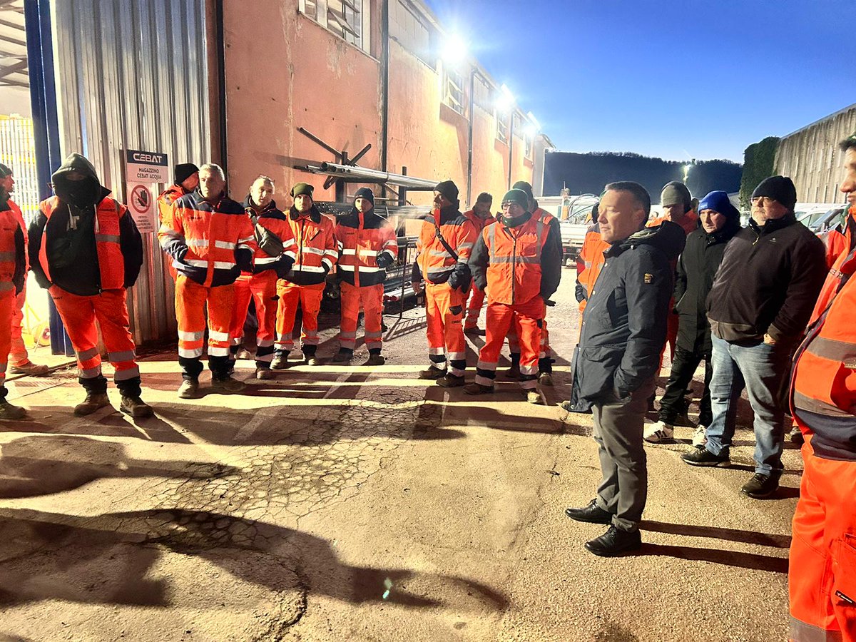 FilcaRoma's tweet photo. Stamattina assemblea molto partecipata alla #Cebat di #Roma (appalti #Acea).

Si è parlato di:
💶 salario
⚒️ organizzazione del lavoro
👷🏻‍♂️ sicurezza

#dallatuapartesempre https://t.co/NzDGNa90zg
