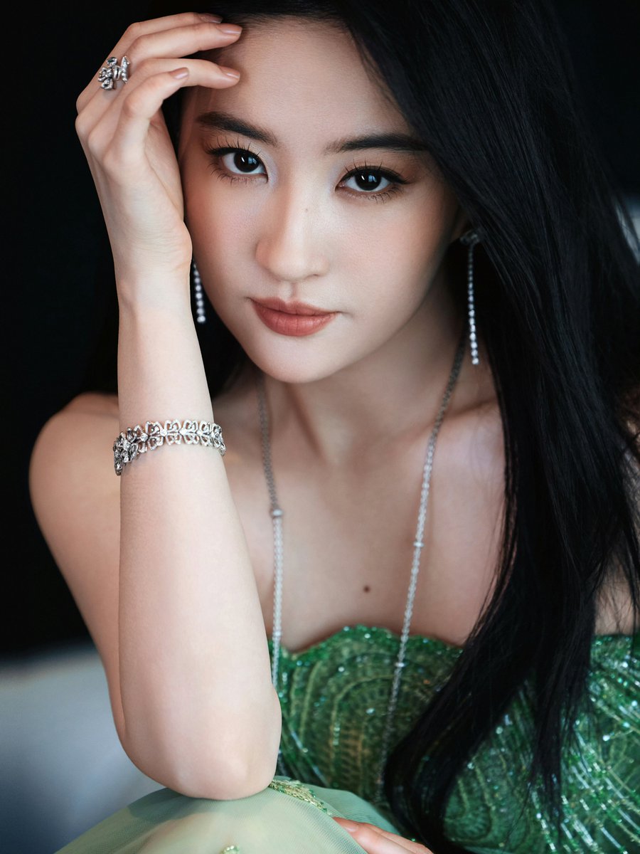 liuyifeiph's tweet photo. 241217 #LiuYifei for #Yili Group Liquid Milk Division 2025 Customer Conference in Shenzhen as #Satine Brand Ambassador

👗#TonyWardCouture
💎#Bvlgari

#YifeiLiu #CrystalLiu #yifei_cc #劉亦菲 #刘亦菲 #유역비 #หลิวอี้เฟย #LưuDiệcPhi #リウイーフェイ #ЛюИфэй https://t.co/9oHv4UtxGf
