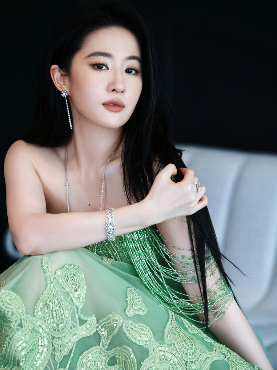 liuyifeiph's tweet photo. 241217 #LiuYifei for #Yili Group Liquid Milk Division 2025 Customer Conference in Shenzhen as #Satine Brand Ambassador

👗#TonyWardCouture
💎#Bvlgari

#YifeiLiu #CrystalLiu #yifei_cc #劉亦菲 #刘亦菲 #유역비 #หลิวอี้เฟย #LưuDiệcPhi #リウイーフェイ #ЛюИфэй https://t.co/9oHv4UtxGf