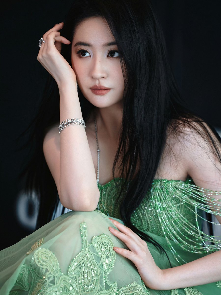 liuyifeiph's tweet photo. 241217 #LiuYifei for #Yili Group Liquid Milk Division 2025 Customer Conference in Shenzhen as #Satine Brand Ambassador

👗#TonyWardCouture
💎#Bvlgari

#YifeiLiu #CrystalLiu #yifei_cc #劉亦菲 #刘亦菲 #유역비 #หลิวอี้เฟย #LưuDiệcPhi #リウイーフェイ #ЛюИфэй https://t.co/9oHv4UtxGf