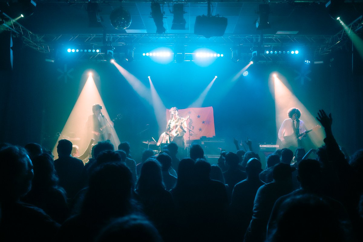 AyukenMP's tweet photo. 🛻🖤 #ResumenFinde (1/3) Estaba claro que iba a ser un concierto muy especial, y así lo fue. @LaTrinidadPop se entregaron en cuerpo y alma en su Málaga natal, en una atestada y muy caldeada @lacocheracabare(t).
📸 Paula Anggel https://t.co/fnSjtdukzm