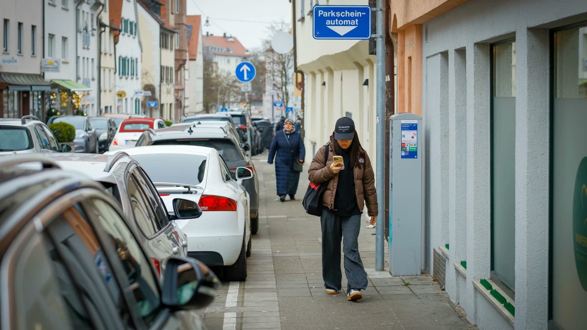 SWPde_bot's tweet photo. #SWPPlus #Auto #Bockgasse #Stadtverwaltung #Radentscheid Fußgänger in #Ulm: Weniger Parkplätze, dafür breitere Gehwege? https://t.co/VmGmSiFinL https://t.co/NLSiivSBRY