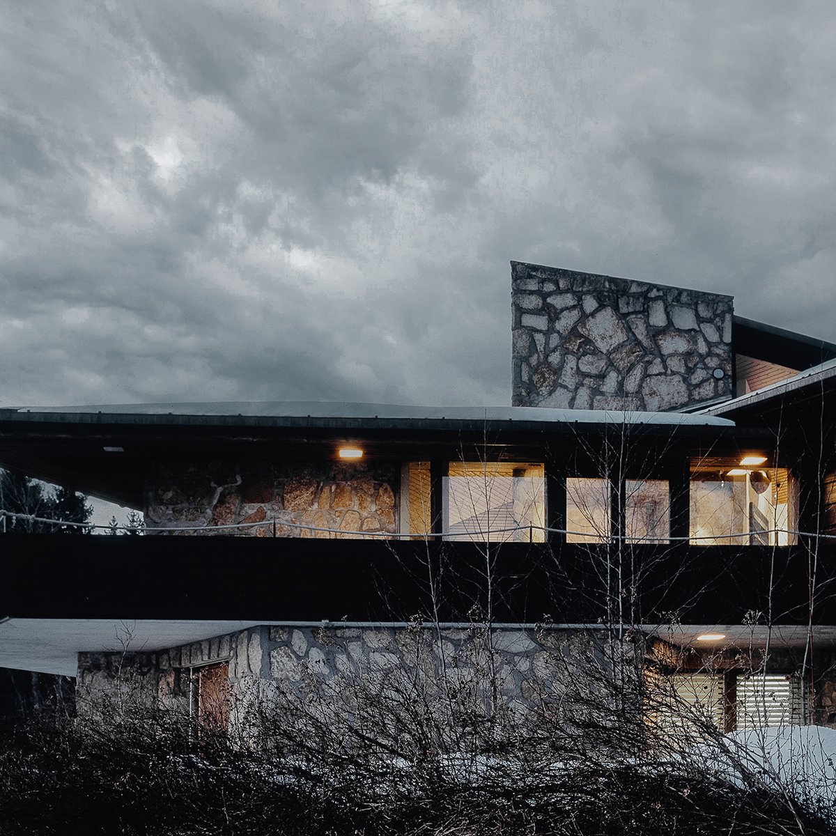 PArchitekten's tweet photo. The Swiss Villa Bisig appears to be an organic part of the surrounding landscape with its close-to-nature architecture.
.
.
#architecture #prairiestyle #villa #villabisig #facade #materials #annaphilipp #philipparchitekten https://t.co/Em7BiHTp1m