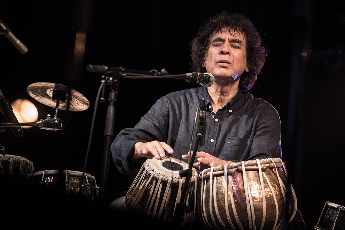 Nous apprenons avec tristesse la disparition de Zakir Hussain, grand virtuose des tablâs, photographié ici sur notre scène en 2017, lors d'un concert aux côtés de Joachim Kühn et Pharoah Sanders.