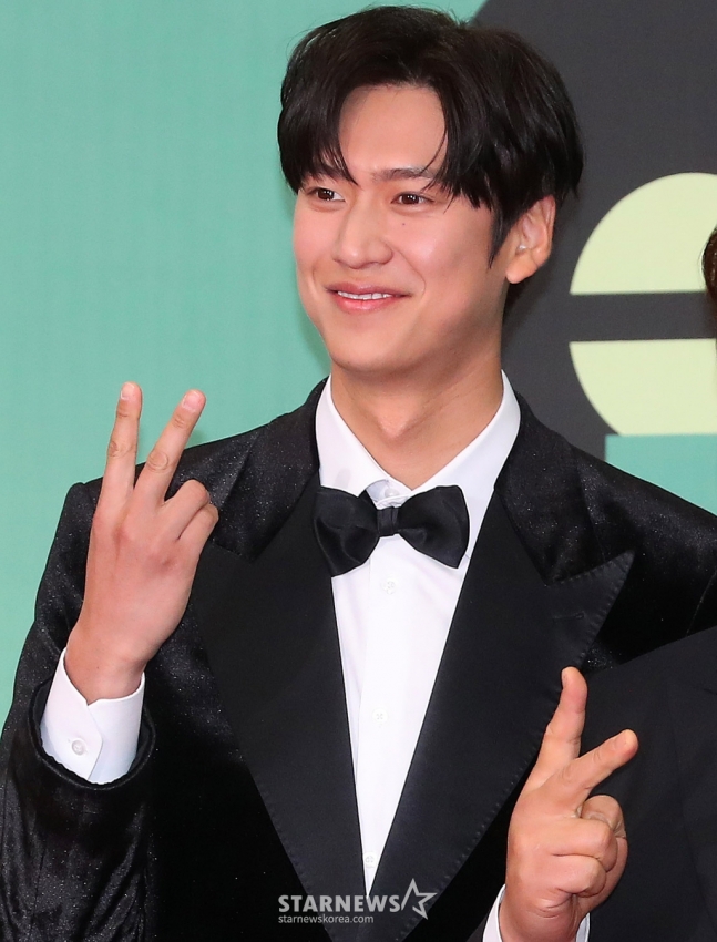 KoreanUpdates's tweet photo. #NaInWoo reportedly has been exempted from military service.

He was previously judged as Grade 4 supplementary service during the physical exam and was waiting for enlistment. However, after 3 years passed, he didn't receive a notice call from the Military Manpower Administration regarding his enlistment, making him automatically exempted from military service.

Since 2019, more than 10,000 people have been exempted with the same cause.

https://t.co/XZ4lrIma3R
#KoreanUpdates VF