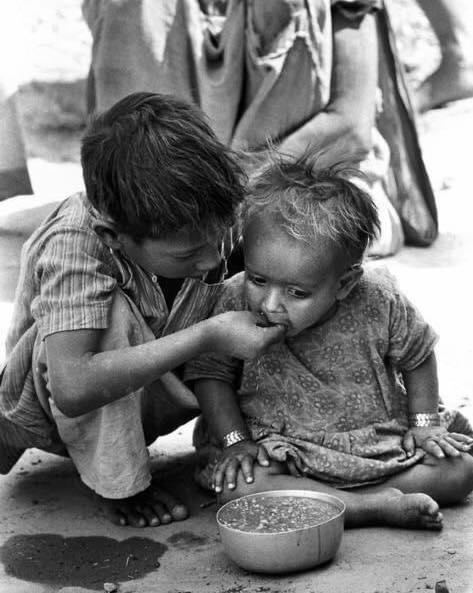 لم أحب في إنسان صفة أكثر من اللين ..
سلامٌ على كل ابن آدم
ليّن إذا صادق هيّن إذا خاصم
رفيق في الشدة ..
رقيق في النصيحة ..
لا يشقى في صحبته أحد 🤍