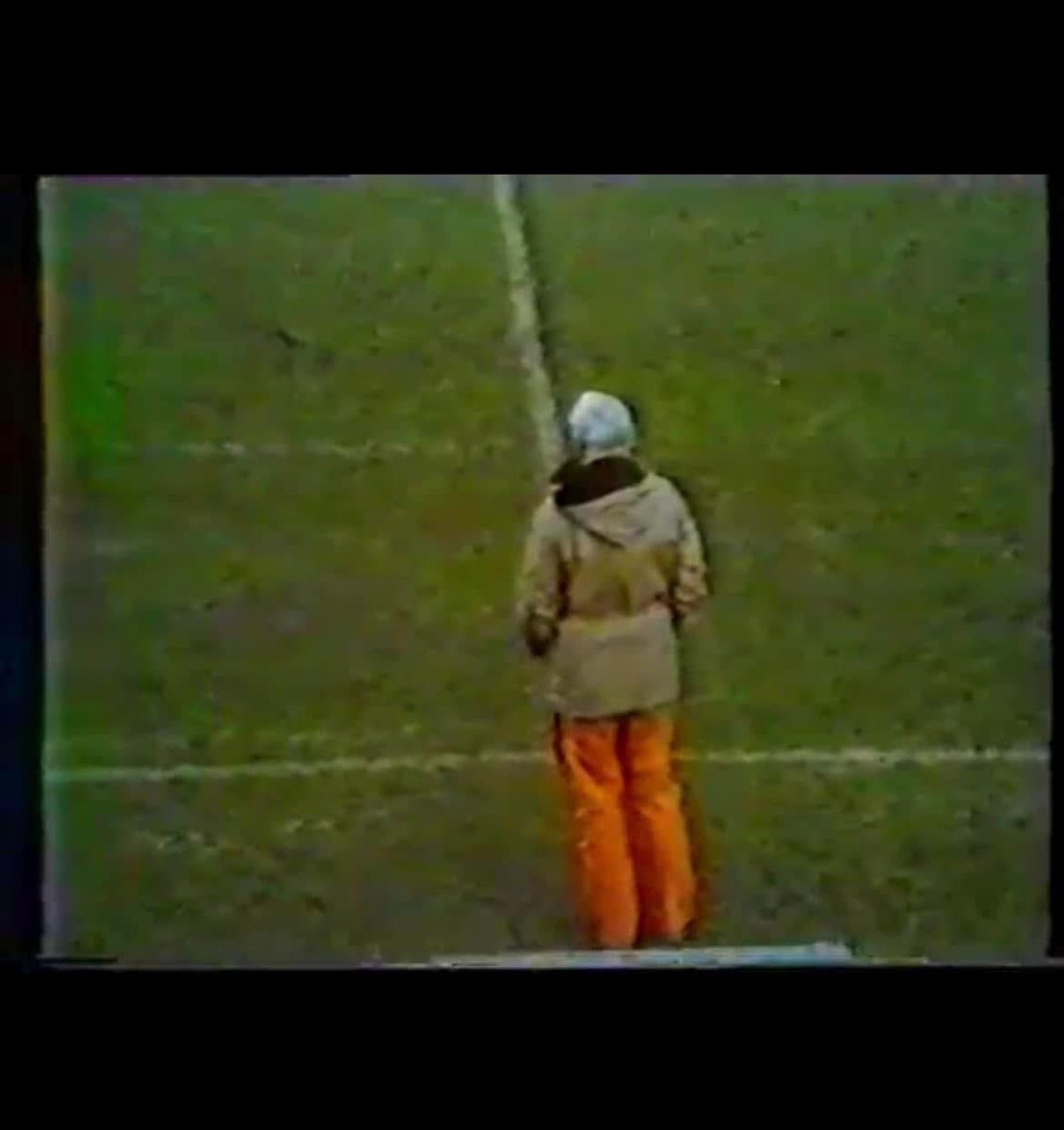 struisvanhuis's tweet photo. Vandaag in #1978 wint #HFCHaarlem met 3-2 van @AZ_Alkmaar waarbij de show gestolen wordt door #BarryHughes die met een rolfluit collega #GeorgKessler te kijk zet. https://t.co/TeBcBwkVn6