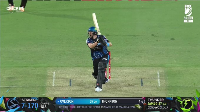 Excellent finish to the innings from Overton 👏 📹 Credits: Twitter/BBL
