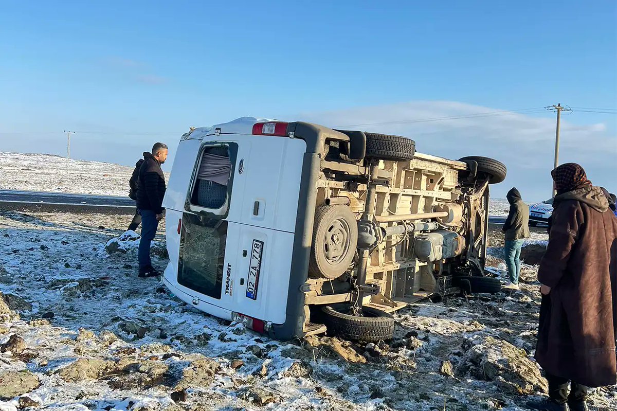 #Diyarbakır'ın #Çınar ilçesinde buzlanma nedeniyle meydana gelen trafik kazasında 12'si öğretmen olmak üzere 13 kişi yaralandı.