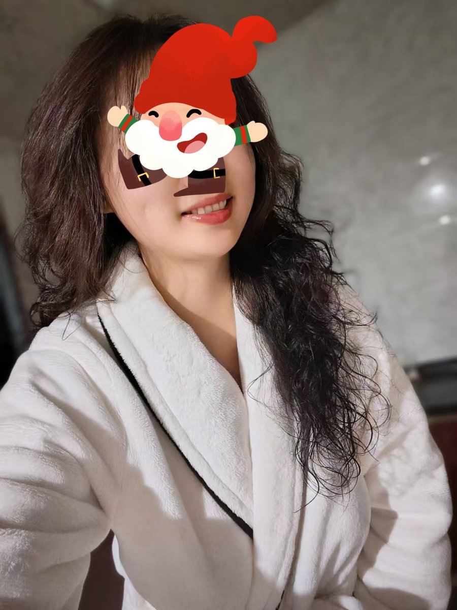 你们嫂子强烈要求把这两张自拍照给你们看看。
说哪儿有那么多亲戚玩推特，说认出来大不了用穴封他口。😂