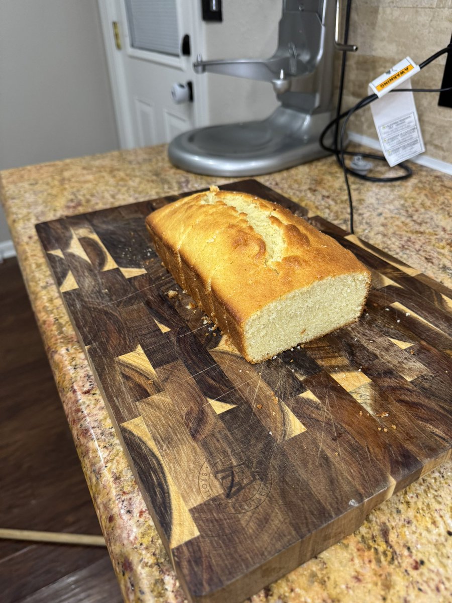 howtobake101's tweet image. Delicious, fluffy pound cake ! 🍞 #homemade #baking #poundcake #recpies #bakingrecipes #pastrychef #love #bakingfromscratch #bakinglove #bakingtime 
•
•
•
Wanna learn how to bake this fluffy lemon pound cake ? 
Check out my YouTube channel @ slicknsweettreats 👨🏼‍🍳