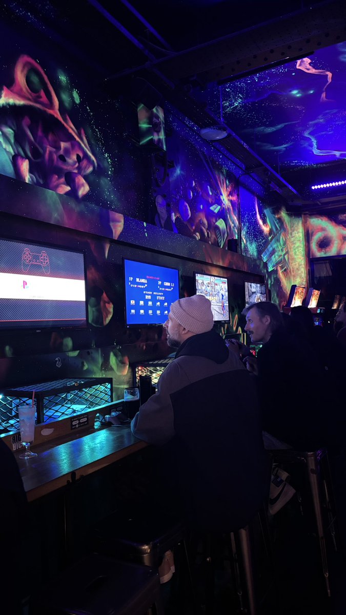 mi_dbd's tweet photo. Birminghamのゲームバーに行ってきたよ
ハウスオブザデッド2懐かしー！！ https://t.co/DM1UOCiZVu