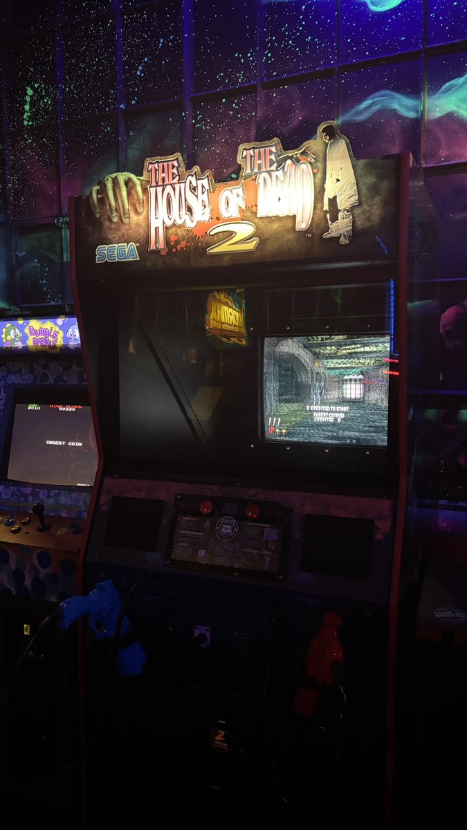 mi_dbd's tweet photo. Birminghamのゲームバーに行ってきたよ
ハウスオブザデッド2懐かしー！！ https://t.co/DM1UOCiZVu