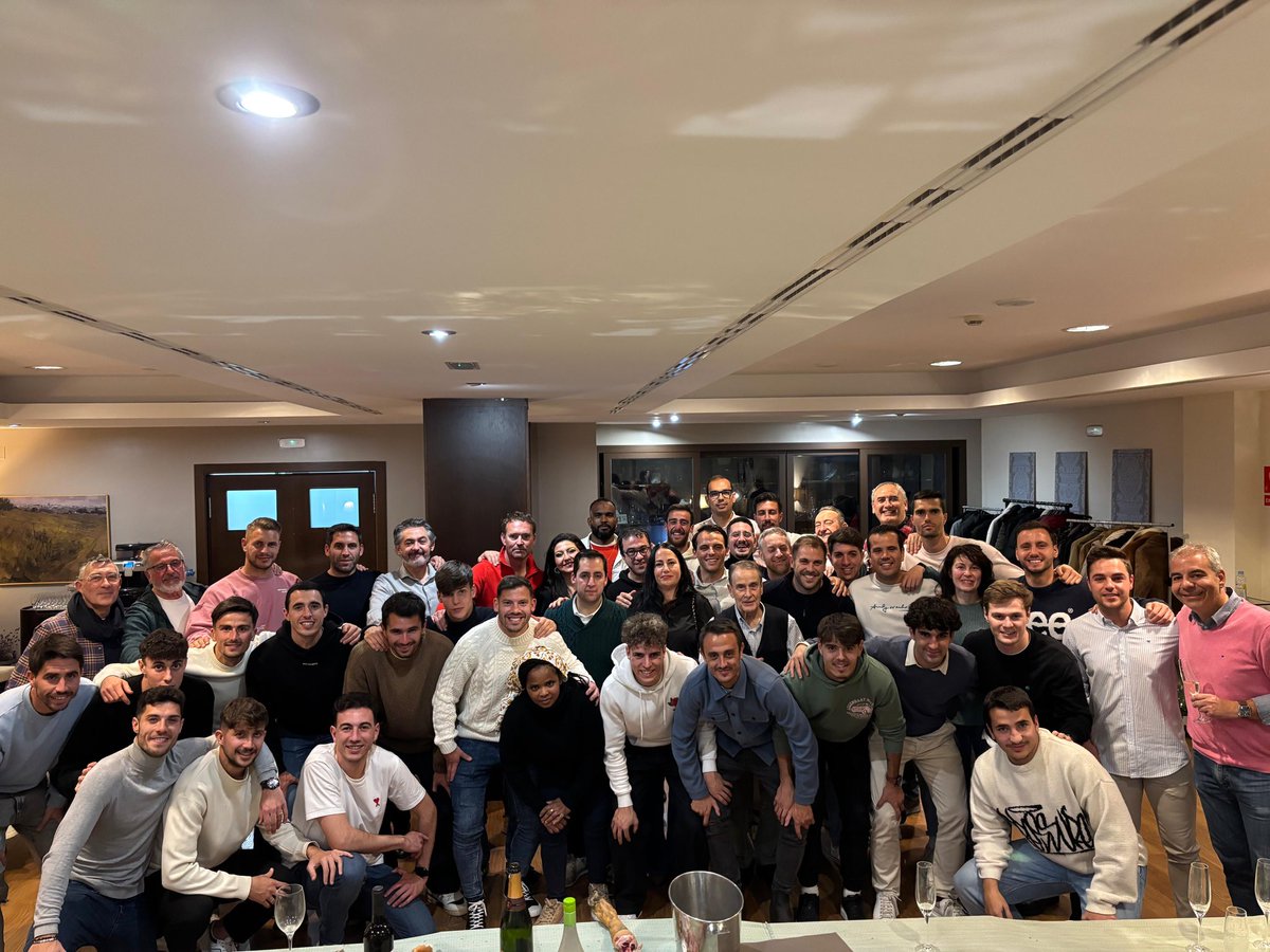 🎄Ayer la 𝐝𝐢𝐫𝐞𝐜𝐭𝐢𝐯𝐚, 𝐣𝐮𝐠𝐚𝐝𝐨𝐫𝐞𝐬, 𝐜𝐮𝐞𝐫𝐩𝐨 𝐭𝐞𝐜𝐧𝐢𝐜𝐨 y 𝐞𝐦𝐩𝐥𝐞𝐚𝐝𝐨𝐬 del <a href="/clubdepguijuelo/">Club Deportivo Guijuelo</a> disfruto de la tradicional cena de Navidad en el Hotel Entredós ✨

#50AñosdeHistoria | #TodoalVerde 💚