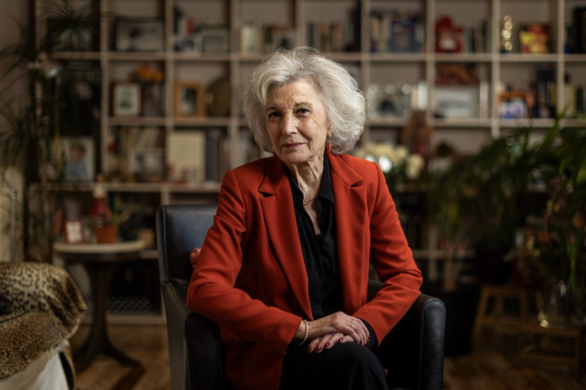 Nos deja una mujer maravillosa y comprometida, una inmensa actriz que es parte de lo mejor de la historia del cine de nuestro país. El mundo es hoy un poco peor.
Que la tierra te sea leve Marisa Paredes.