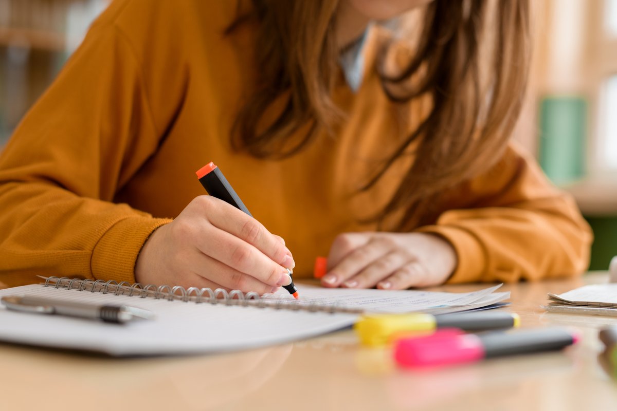 UoNLibraries's tweet image. Revising for exams during the winter break? ✍️
Why not check out our revision tips! They cover everything from blocking time and organising notes to proving practice exam papers
ow.ly/7M0e50UmofG