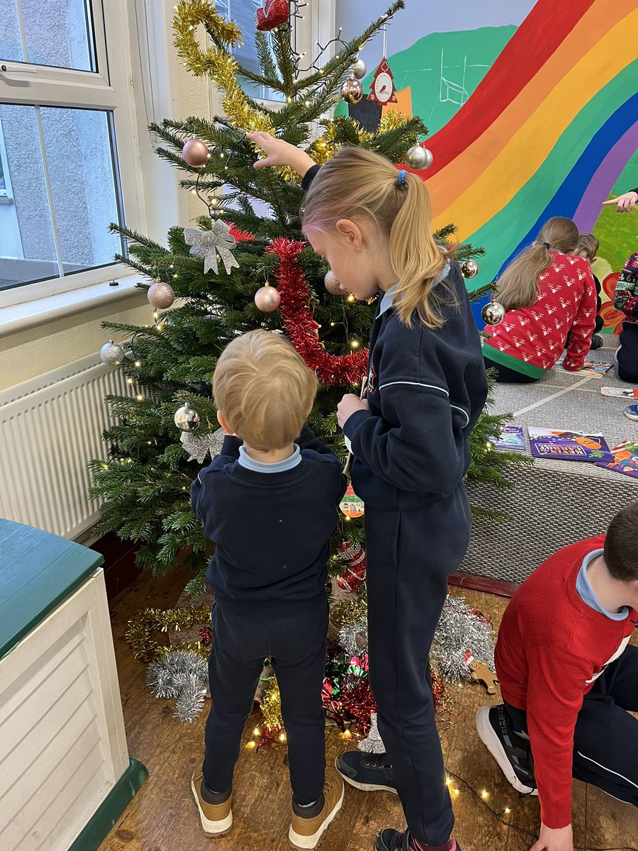 A lovely start to our morning. We read Christmas stories to our buddy class <a href="/MsHaydenRNS/">𝕄𝕤.ℍ𝕒𝕪𝕕𝕖𝕟</a> and put our gratitude Christmas decoration on our school Christmas tree 🌲 <a href="/RathnureNS/">Rathnure NS</a>