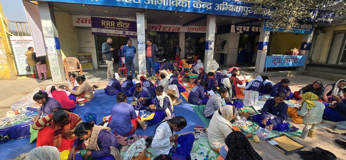 SwachhBharatGov's tweet photo. छत्तीसगढ़ के स्वच्छता पखवाड़ा में अंबिकापुर के वार्ड क्र. 15 स्थित RRR सेंटर में स्वच्छता दीदियों, नगर निगम कर्मचारियों एवं नागरिकों सहित 100 से अधिक प्रतिभागियों ने कबाड़ से जुगाड़ कार्यशाला में कचरे से विभिन्न सजावट का सामान बनाने की कला के बारे में जाना। #WastetoArt #GFC https://t.co/TS6aoEvfjK