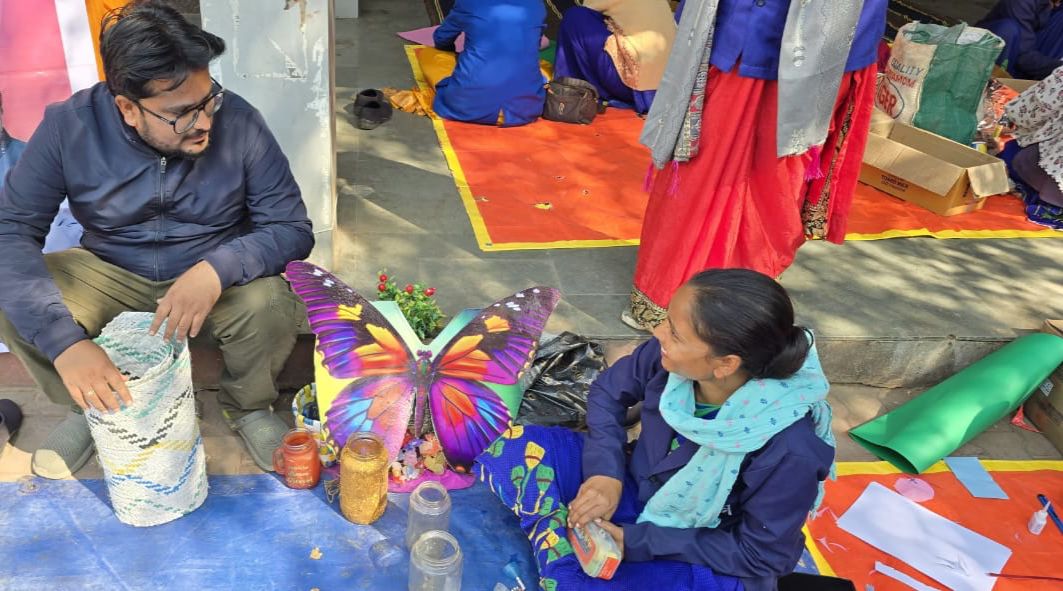SwachhBharatGov's tweet photo. छत्तीसगढ़ के स्वच्छता पखवाड़ा में अंबिकापुर के वार्ड क्र. 15 स्थित RRR सेंटर में स्वच्छता दीदियों, नगर निगम कर्मचारियों एवं नागरिकों सहित 100 से अधिक प्रतिभागियों ने कबाड़ से जुगाड़ कार्यशाला में कचरे से विभिन्न सजावट का सामान बनाने की कला के बारे में जाना। #WastetoArt #GFC https://t.co/TS6aoEvfjK