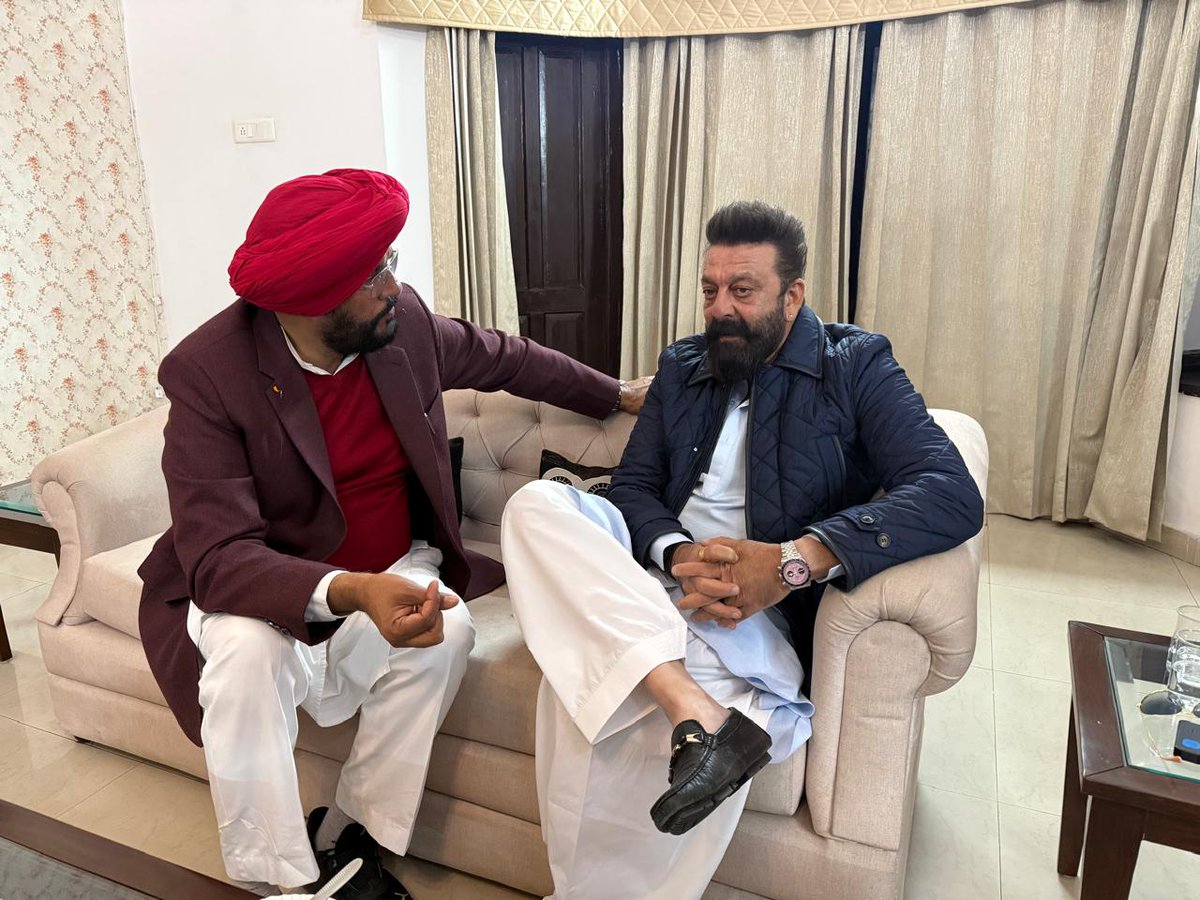 KuldeepSinghAAP's tweet photo. ਅੱਜ ਅੰਮ੍ਰਿਤਸਰ ਵਿੱਚ ਬਾਲੀਵੁੱਡ ਅਦਾਕਾਰ ਸੰਜੇ ਦੱਤ ਜੀ ਨਾਲ ਪੰਜਾਬ ਦੀ ਬਿਹਤਰੀ ਲਈ ਕਈ ਮੁੱਦਿਆਂ 'ਤੇ ਗੱਲਬਾਤ ਹੋਈ। ਉਨ੍ਹਾਂ ਕਿਹਾ ਕਿ ਪੰਜਾਬ ਲਈ ਜਾਨ ਹਾਜ਼ਰ ਹੈ।

आज अमृतसर में बॉलीवुड अभिनेता संजय दत्त जी से पंजाब की बेहतरी के लिए कई मुद्दों पर गल बात हुई। उन्होंने कहा कि पंजाब के लिए जान हाजिर है। #sanjaydutt #Punjab
