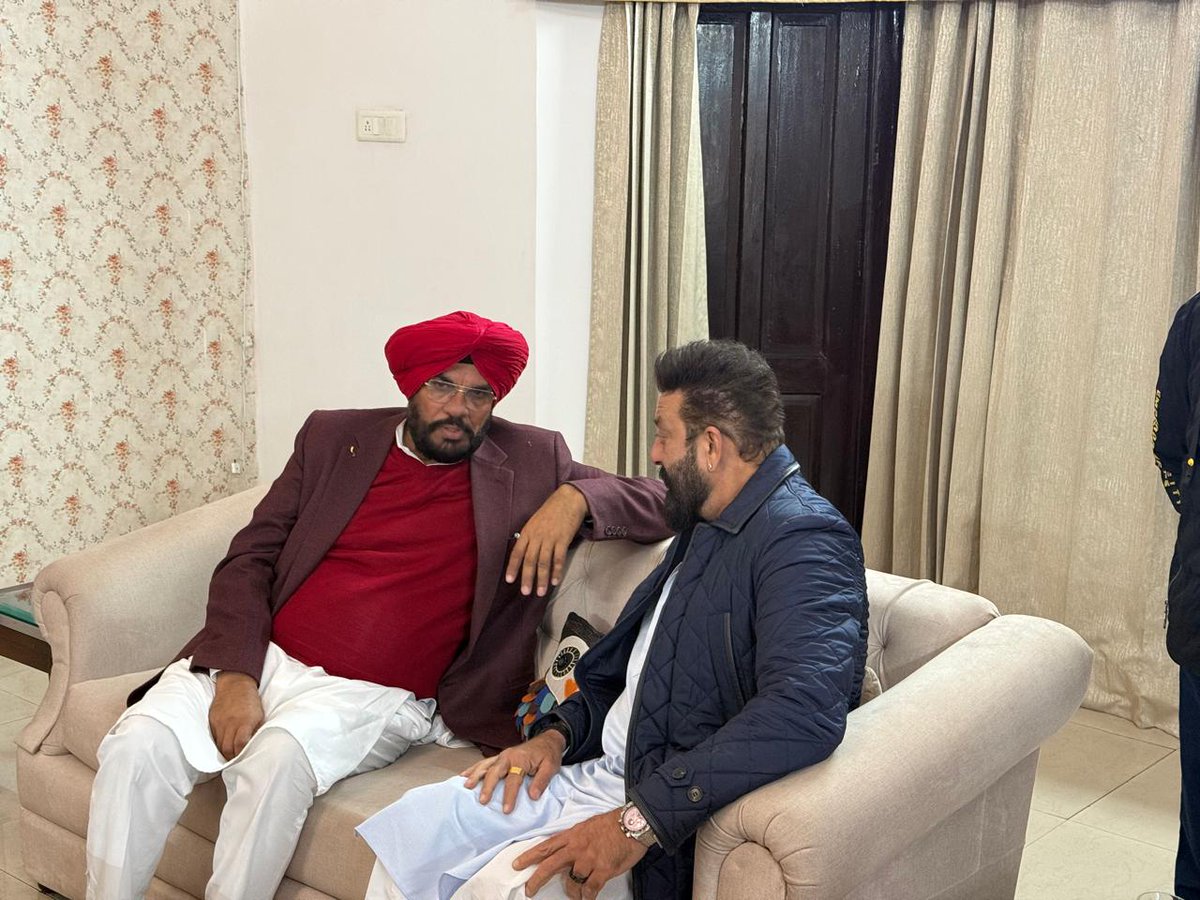 KuldeepSinghAAP's tweet photo. ਅੱਜ ਅੰਮ੍ਰਿਤਸਰ ਵਿੱਚ ਬਾਲੀਵੁੱਡ ਅਦਾਕਾਰ ਸੰਜੇ ਦੱਤ ਜੀ ਨਾਲ ਪੰਜਾਬ ਦੀ ਬਿਹਤਰੀ ਲਈ ਕਈ ਮੁੱਦਿਆਂ 'ਤੇ ਗੱਲਬਾਤ ਹੋਈ। ਉਨ੍ਹਾਂ ਕਿਹਾ ਕਿ ਪੰਜਾਬ ਲਈ ਜਾਨ ਹਾਜ਼ਰ ਹੈ।

आज अमृतसर में बॉलीवुड अभिनेता संजय दत्त जी से पंजाब की बेहतरी के लिए कई मुद्दों पर गल बात हुई। उन्होंने कहा कि पंजाब के लिए जान हाजिर है। #sanjaydutt #Punjab