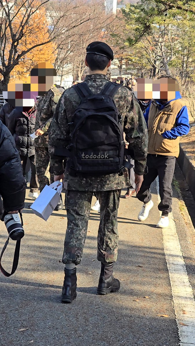 tododok_'s tweet photo. 오른손 새끼손가락 엣지좀 봐봐 ㅋ
백팩은 우석이보다 크고 뒷머리도 
많이 자랐네 저 얇디 얇은 발목과
작은발로 유격과 화생방, 행군을 마쳤데 너무 기특하지않아🫳🫳 https://t.co/aMULqKjF1l