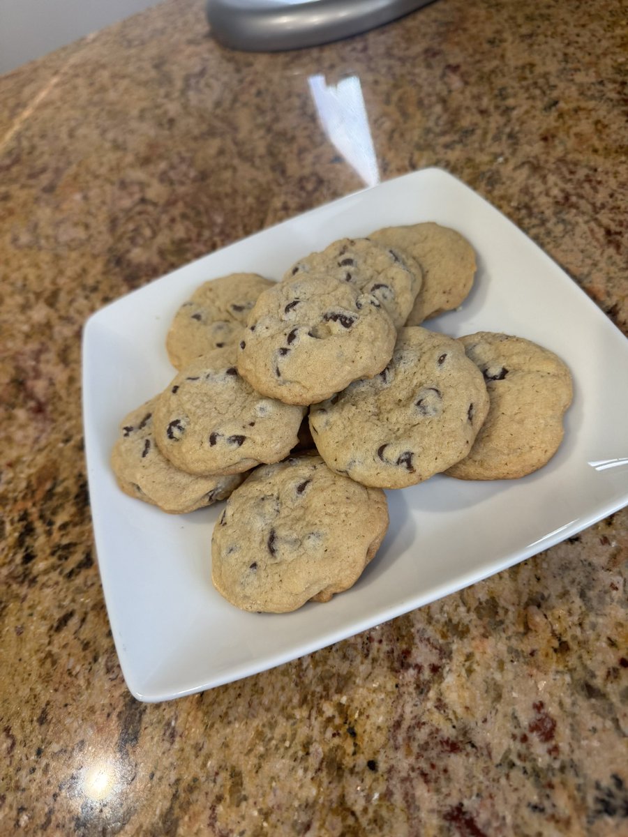 howtobake101's tweet image. Perfect chocolate chip cookies! 🍪 #baking #chocolatechipcookies #love #yummy #homemade #baker #bakinglove #cookies 
•
• 
•
Wanna learn how to bake these perfect chocolate chip cookies? 
Here’s my YouTube: @ slicknsweettreats 👨🏼‍🍳