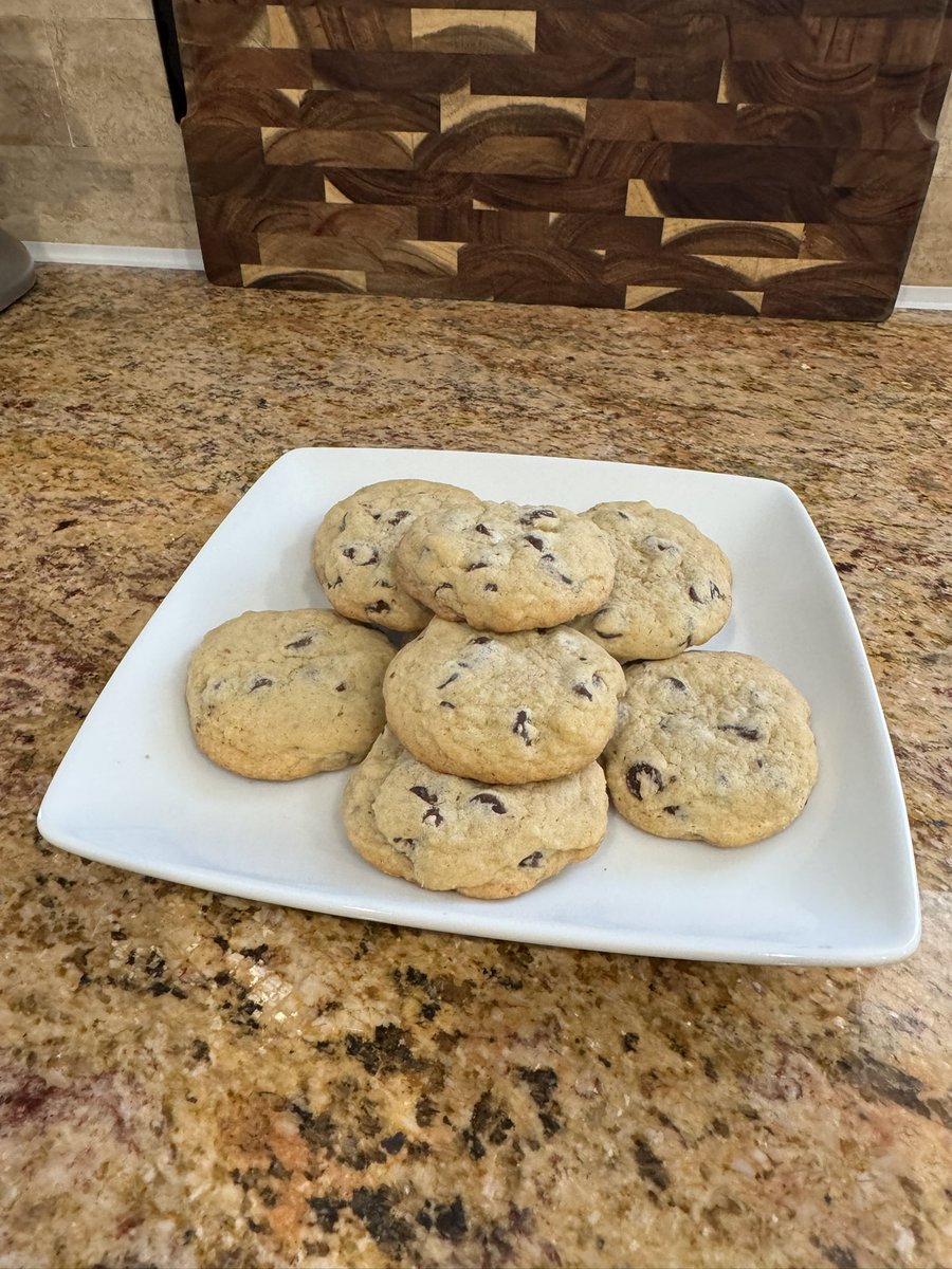 howtobake101's tweet image. Perfect chocolate chip cookies! 🍪 #baking #chocolatechipcookies #love #yummy #homemade #baker #bakinglove #cookies 
•
• 
•
Wanna learn how to bake these perfect chocolate chip cookies? 
Here’s my YouTube: @ slicknsweettreats 👨🏼‍🍳