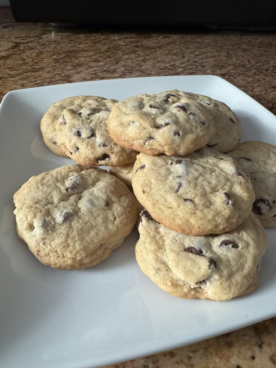 howtobake101's tweet image. Perfect chocolate chip cookies! 🍪 #baking #chocolatechipcookies #love #yummy #homemade #baker #bakinglove #cookies 
•
• 
•
Wanna learn how to bake these perfect chocolate chip cookies? 
Here’s my YouTube: @ slicknsweettreats 👨🏼‍🍳