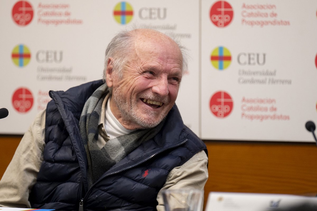 CienciaUCHCEU's tweet photo. El pintor y escultor Antonio López, protagonista de 'El sol del membrillo', abre las Jornadas dedicadas al #cine de Víctor Erice en @uchceu 🎥
Organizadas por la Cátedra Berlanga, el grupo de investigación MIRAR, la @revistamakma y Trama&amp;Fondo, con @GVAivc
https://t.co/jEq6HvoK1d https://t.co/EpCzQ5lVa9
