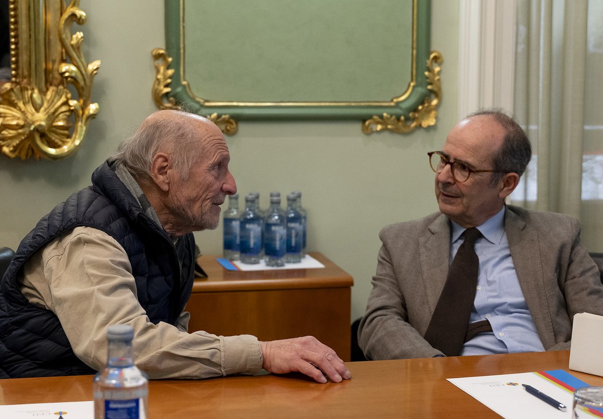 CienciaUCHCEU's tweet photo. El pintor y escultor Antonio López, protagonista de 'El sol del membrillo', abre las Jornadas dedicadas al #cine de Víctor Erice en @uchceu 🎥
Organizadas por la Cátedra Berlanga, el grupo de investigación MIRAR, la @revistamakma y Trama&amp;Fondo, con @GVAivc
https://t.co/jEq6HvoK1d https://t.co/EpCzQ5lVa9