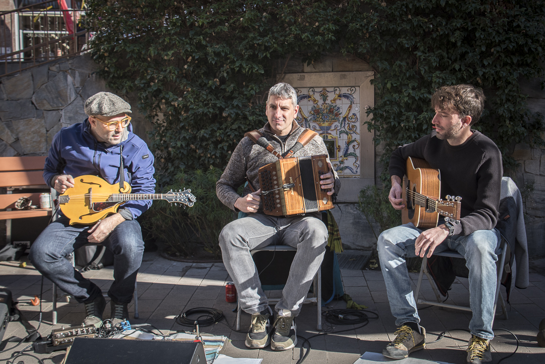EL POEMA DE NADAL 🎄🪗🗣️ Dissabte 28 de desembre escoltarem el Poema de #Nadal de Sagarra amb <a href="/rogerconsul/">Roger Cònsul 🎗</a> acompanyat del trio Flowk. “Ai aire d’aquesta nit”, com un conte, com una cançó, tant se val, ens portaran una adaptació alegre i única!

🎟️ ENTRADES dansaneu.cat/artista/poema-…